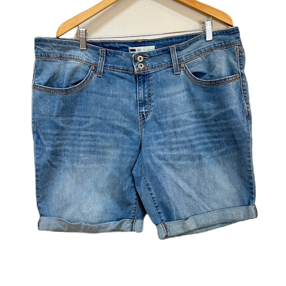 Leviโs Jeans Denim Shorts Medium Wash Womenโs Plus Sz 22โ